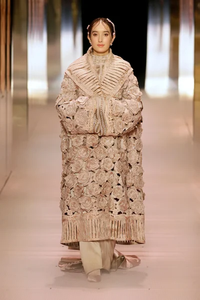 Look 16